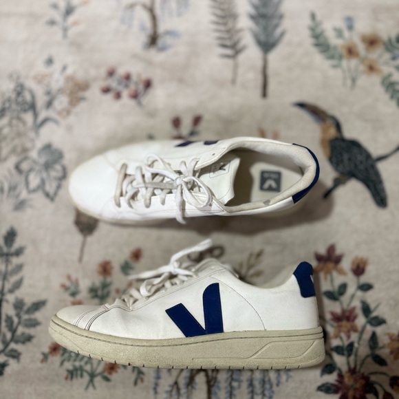 Veja men’s White Sneakers with Blue Accents size 11.5